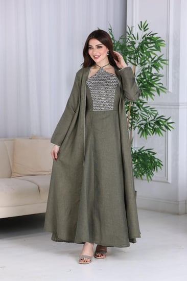 جلابية لينن قطعتين كويتية مطرزة بالفصوص الفضية في الصدر