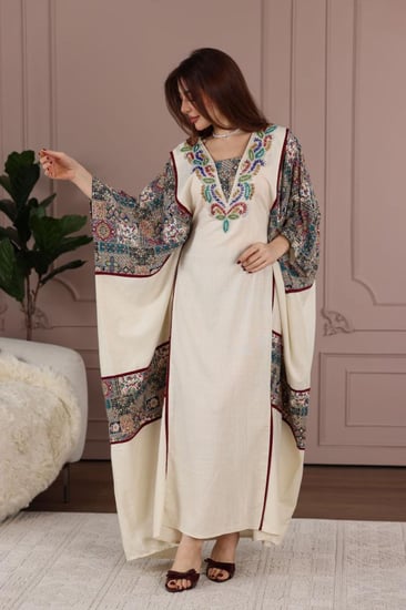 جلابية لينن فراشة بتطريز شك يدوي في الصدر ممزوجة بقماش مشجر