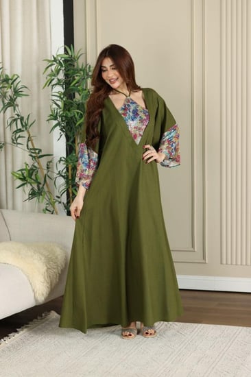 جلابية لينن ممزوجة بالترتر في الصدر و الاكمام