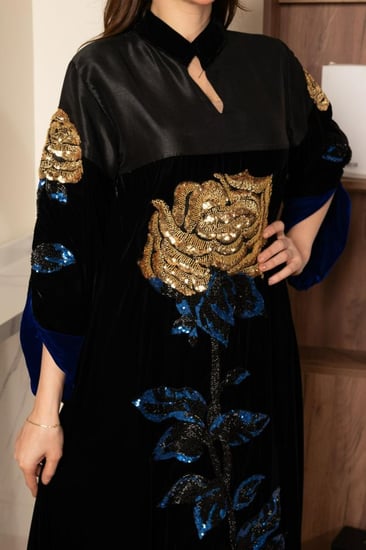 جلابية مخمل ممزوجة بخامة التفتة في الصدر وتطريز من الامام