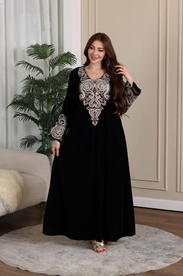 جلابية مخمل بتطريز شرقي مميز