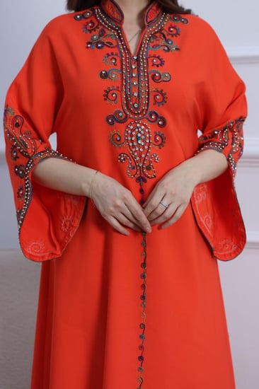 جلابية بخامة باربي بتطريز راقي في الرقبة والكم وإضافة فصوص كريستال