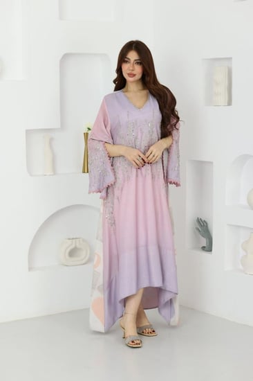 جلابية بخامة قطن سويسري وتطريز ممزوج بالكرستالات وتدرج الوان في الخلف