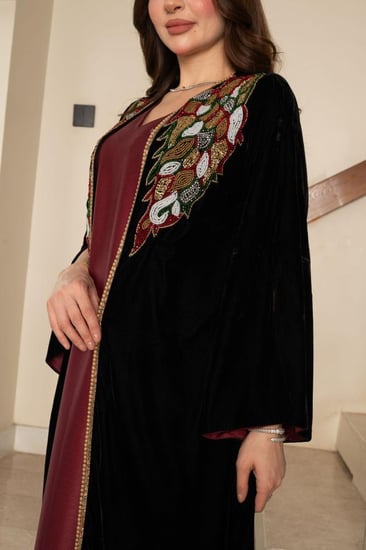 جلابية مخمل قطعتين بتطريز شك في الصدر وبطانة ساتان