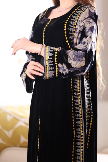 جلابية مخمل أنيقة بأكمام موردة مخمل