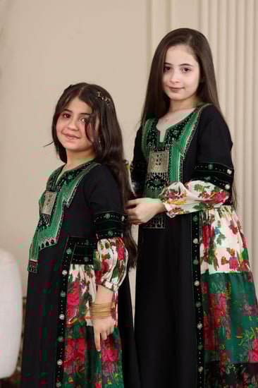 جلابية كريب بناتية بتطريز عسيري وتداخل الكلفة الجنوبية والقماش الشالكي