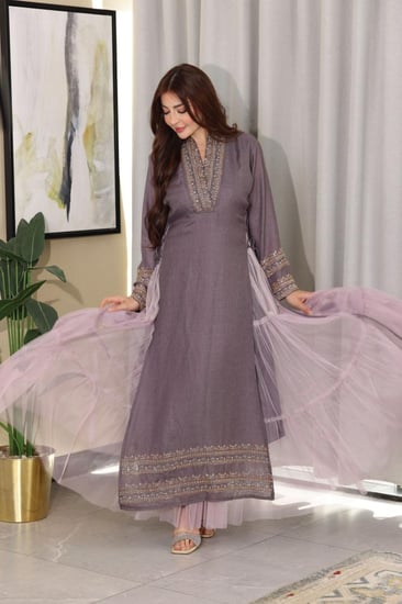 جلابية لينن ببطانة تل وحبال جانبية بتطريز برونزي أنيق