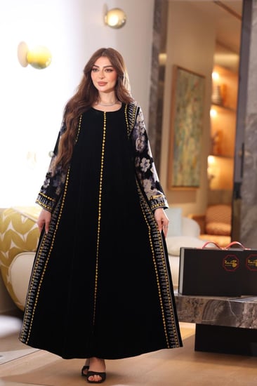 جلابية مخمل أنيقة بأكمام موردة مخمل