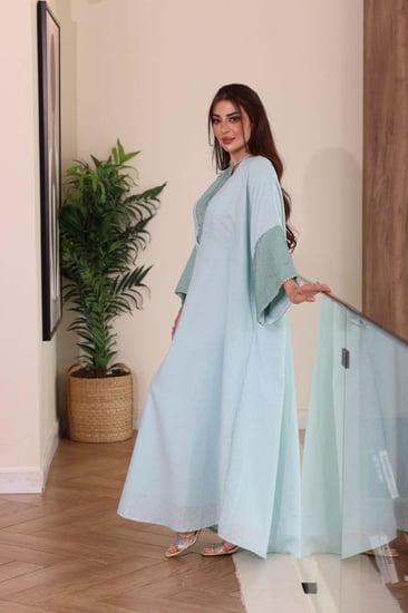 جلابية لينن ممزوجة بالترتر اللماع في الصدر والاكمام بحزام داخلي مخفي