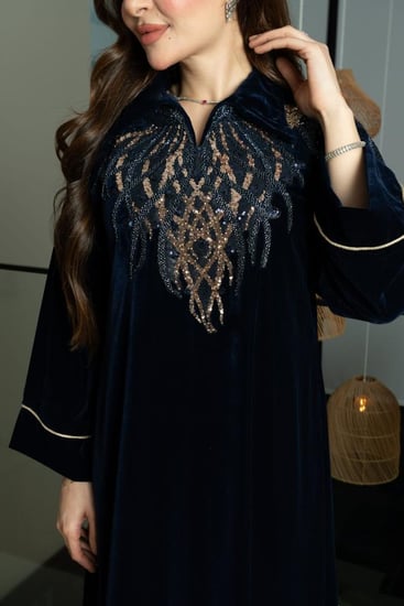 جلابية مخمل برقبة قلاب و تطريز في الصدر والكمام