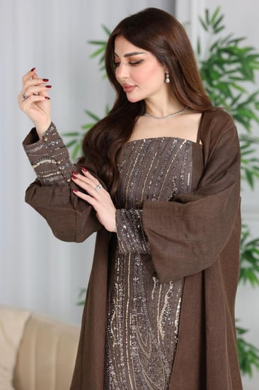 جلابية لينن كويتية قطعتين بكلفة مطرزة بالترتر والفصوص في البطانة والاكمام