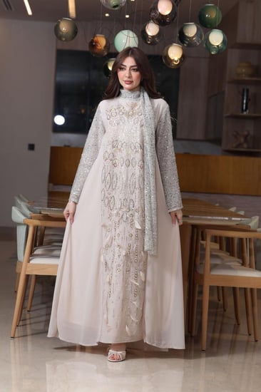 جلابية شيفون مطرزة بإضافة الريش مع اكمام ووشاحين من الترتر المخرم