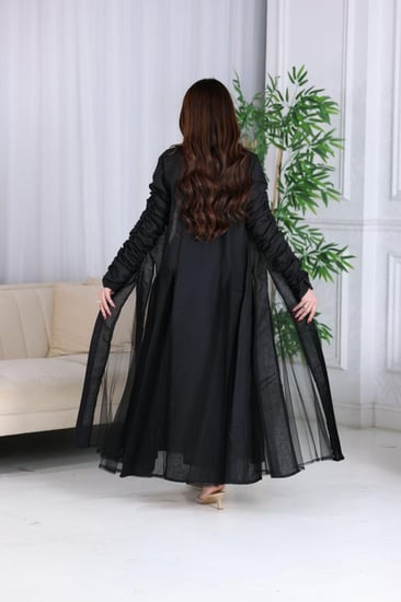 جلابية لينن قطعتين كويتية ممزوجة بالتل بتطريز كرستالات في الصدر