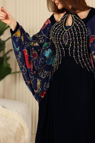 جلابية مخمل بتطريز شك في الصدر وأكمام شيفون مورد وحزام داخلي مخفي