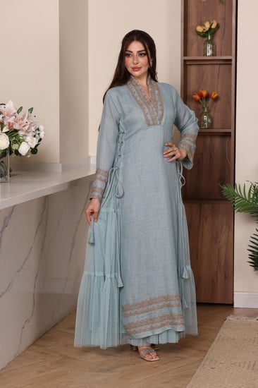 جلابية لينن ببطانة تل وحبال جانبية بتطريز برونزي أنيق