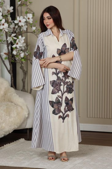 جلابية ليين مقلمة برقبة قلاب وكلفة مطرزة من الامام والاكمام