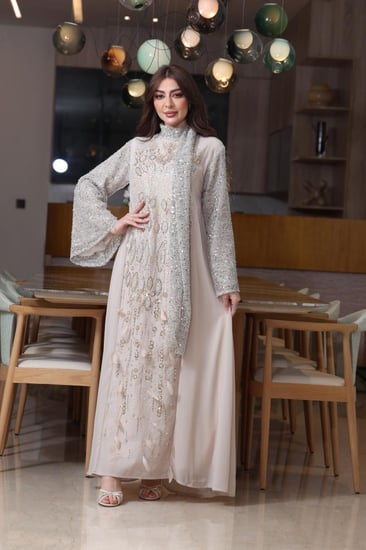 جلابية شيفون مطرزة بإضافة الريش مع اكمام ووشاحين من الترتر المخرم