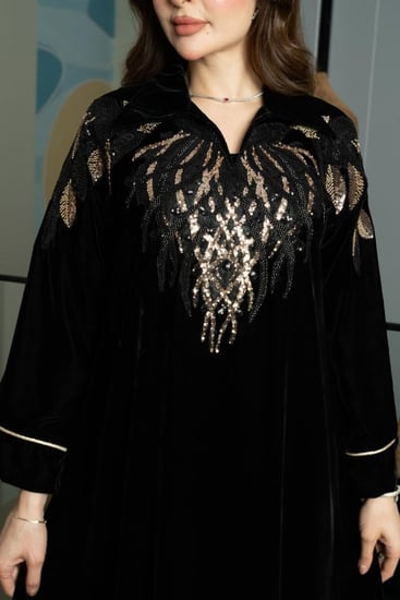 جلابية مخمل برقبة قلاب و تطريز في الصدر والكمام