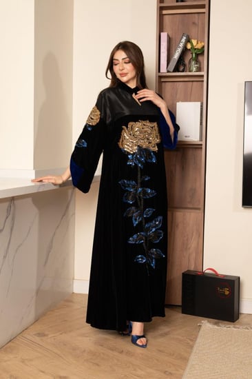 جلابية مخمل ممزوجة بخامة التفتة في الصدر وتطريز من الامام