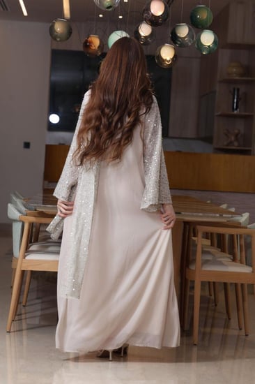 جلابية شيفون مطرزة بإضافة الريش مع اكمام ووشاحين من الترتر المخرم