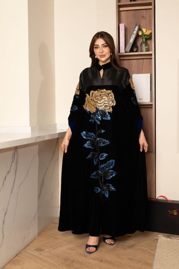 جلابية مخمل ممزوجة بخامة التفتة في الصدر وتطريز من الامام