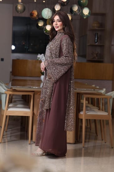 جلابية شيفون مطرزة بإضافة الريش مع اكمام ووشاحين من الترتر المخرم