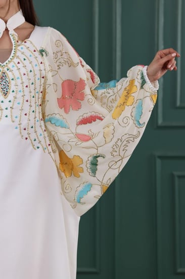 جلابية باربي بتطريز شك في الصدر وأكمام شيفون مورد بحزام داخلي مخفي