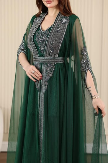 جلابية قفطان قطعتين فراشة بتطريز عريض في الصدر و بطانة دانتيل وتل