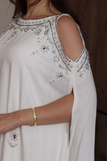 جلابية استقبال ليين مطرزة بفتحة في الاكتاف