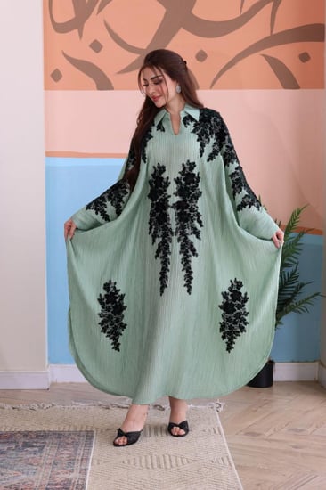 جلابية بخامة كريب مجعد برقبة قلاب ممزوجة بكلفة مخمل مطرزة