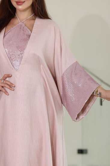 جلابية لينن ممزوجة بالترتر اللماع في الصدر والاكمام بحزام داخلي مخفي