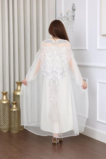 فستان تل بكلفة مطرزة