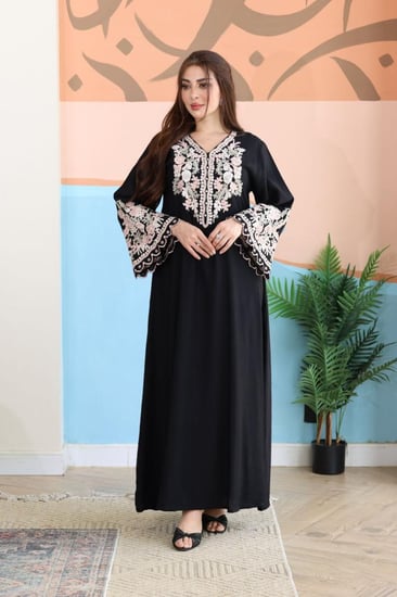 جلابية كريب بتطريز شك و كمبيوتر في الاكمام والصدر