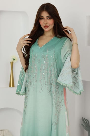 جلابية بخامة قطن سويسري وتطريز ممزوج بالكرستالات وتدرج الوان في الخلف