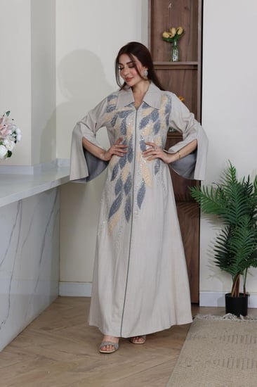 جلابية لينن برقبة قلاب ممزوجة بكلفة مطرزة