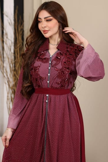 جلابية شيفون ممزوجة بفصوص وكلفة مطرزة في الصدر