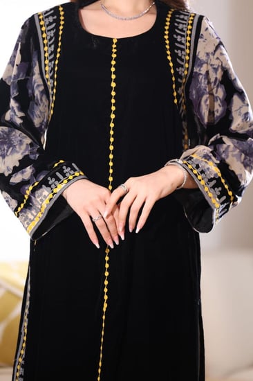 جلابية مخمل أنيقة بأكمام موردة مخمل