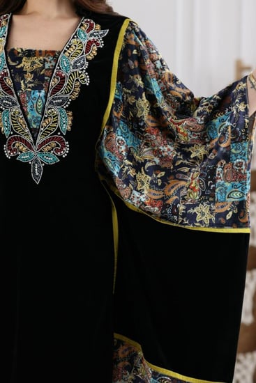 جلابية مخمل فراشة بتطريز شك يدوي في الصدر ممزوجة بقماش مشجر