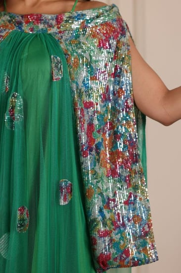 فستان تل بأكمام واسعه من الترتر