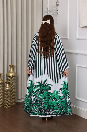 جلابية مقلمة بمطبوعات التراث السعودي ( النخل ) وصورة في الصدر