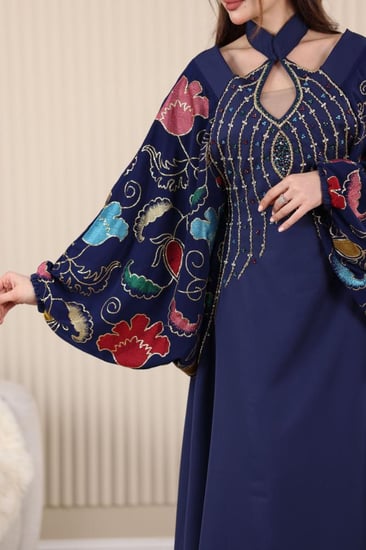 جلابية باربي بتطريز شك في الصدر وأكمام شيفون مورد بحزام داخلي مخفي