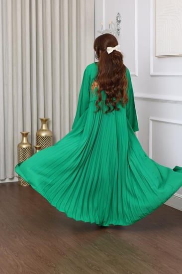 جلابية قطعتين خضراء بكسرات في الخلف وتطريز نخلة وجمل