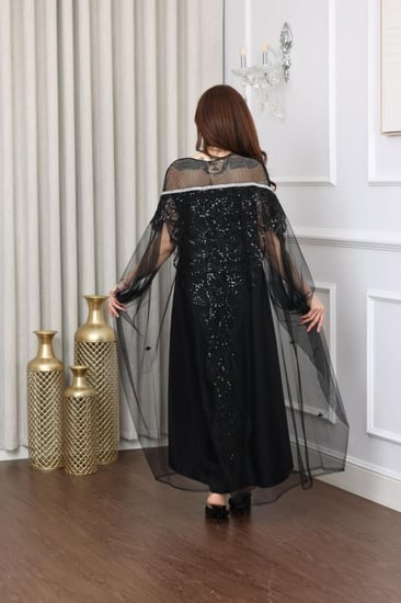 فستان تل بكلفة مطرزة