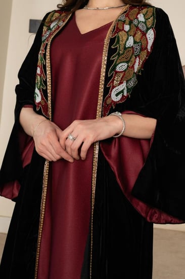 جلابية مخمل قطعتين بتطريز شك في الصدر وبطانة ساتان