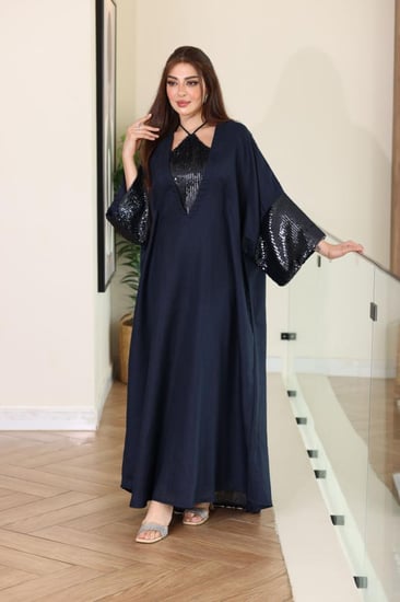 جلابية لينن ممزوجة بالترتر اللماع في الصدر والاكمام بحزام داخلي مخفي