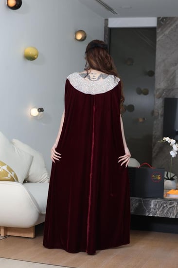 جلابية مخمل فراشة بتطريز كرستالات في الرقبة