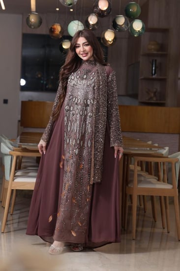 جلابية شيفون مطرزة بإضافة الريش مع اكمام ووشاحين من الترتر المخرم