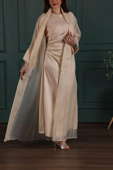 جلابية قطعتين بخامة الأورجنزا مطرزة بالكرستال وبطانة ساتان