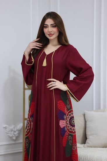 جلابية كريب بحريني بتطريز كمبيوتر في الجوانب