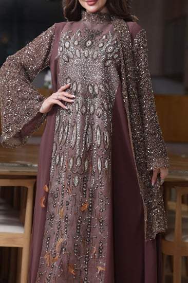 جلابية شيفون مطرزة بإضافة الريش مع اكمام ووشاحين من الترتر المخرم